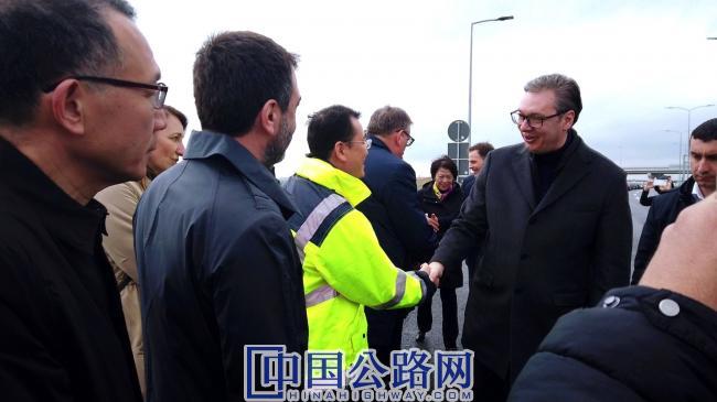 图1-武契奇总统与建设人员亲切握手.jpg