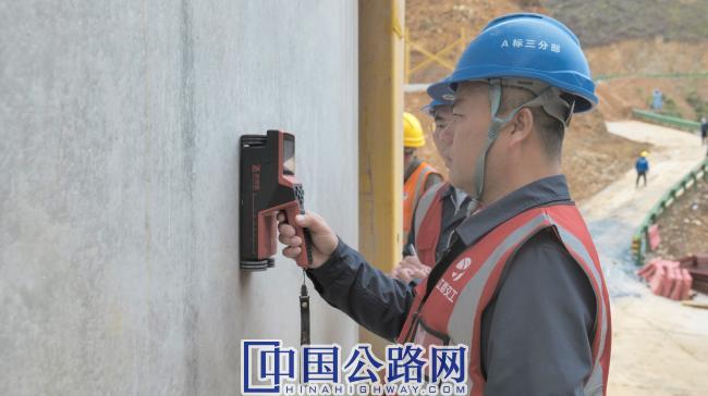 技术人员检测墩身钢保.JPG