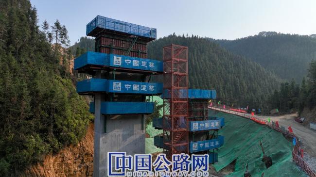 长燕大桥液压爬模.JPG